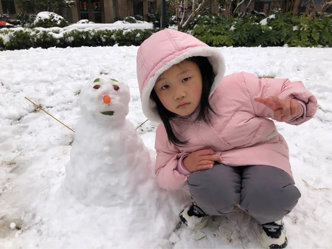 一场大雪一场欢，打雪仗、堆雪人，像小孩子一样激动兴奋