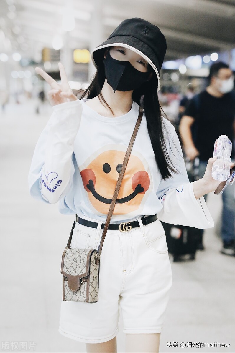 吕小雨穿短T搭短裤现身机场，戴渔夫帽清纯可爱