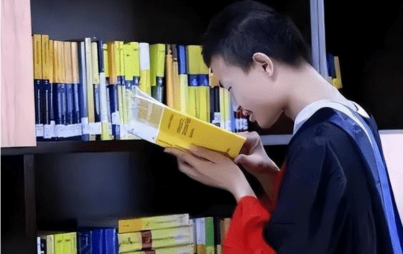 北大韦神的《简历》走红，虽然只有四行字，含金量却让人敬佩不已