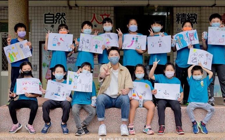 福原爱已三个月没见孩子(福原爱暂时不回台北，江宏杰到小学做慈善，一双儿女何时见妈妈？)