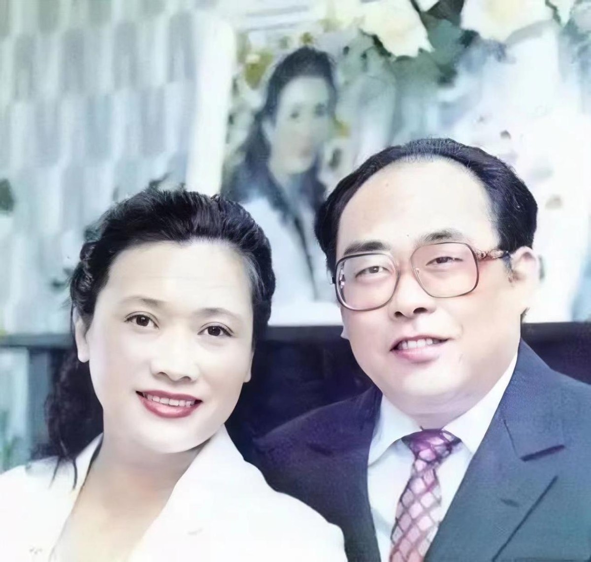 "施鸿鄂一脸笑容,没有说过多的言语,而是把朱逢博抱在了怀里.