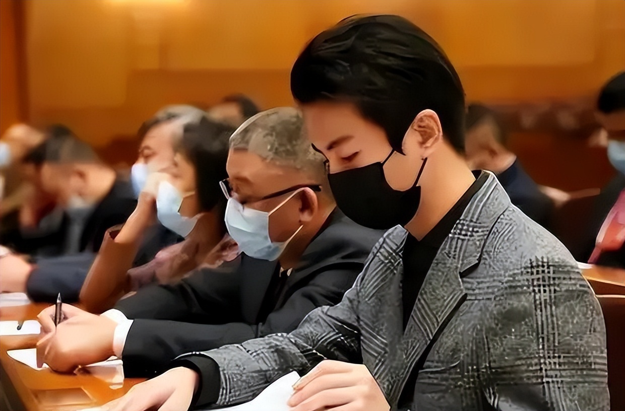 陈晓考编早已上岸，颜值才华兼备在单位颇有地位，家庭背景曝光