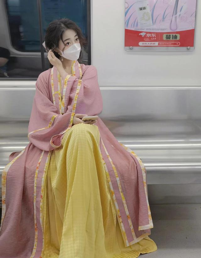 被地铁里的“美人”惊艳了！穿“汉服”温婉又仙气，真让人心动