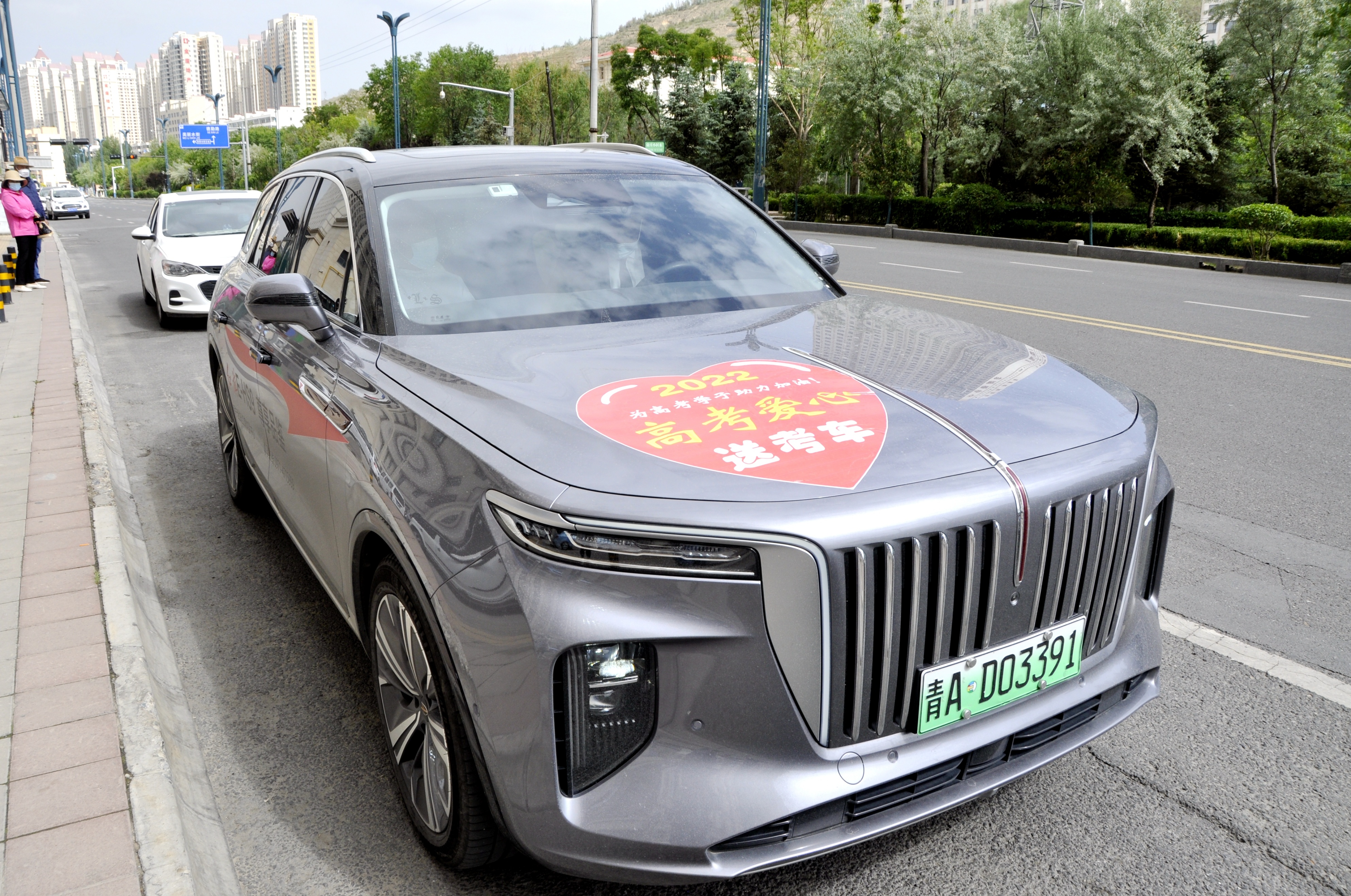 西宁市劳模工匠志愿者服务队300辆爱心送考车“护航”高考