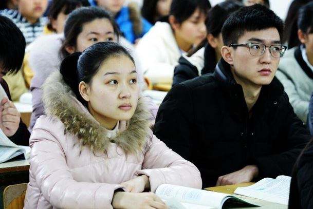 女大学生上课偶遇前男友，大学老师“仗义相助”，后续却有些尴尬