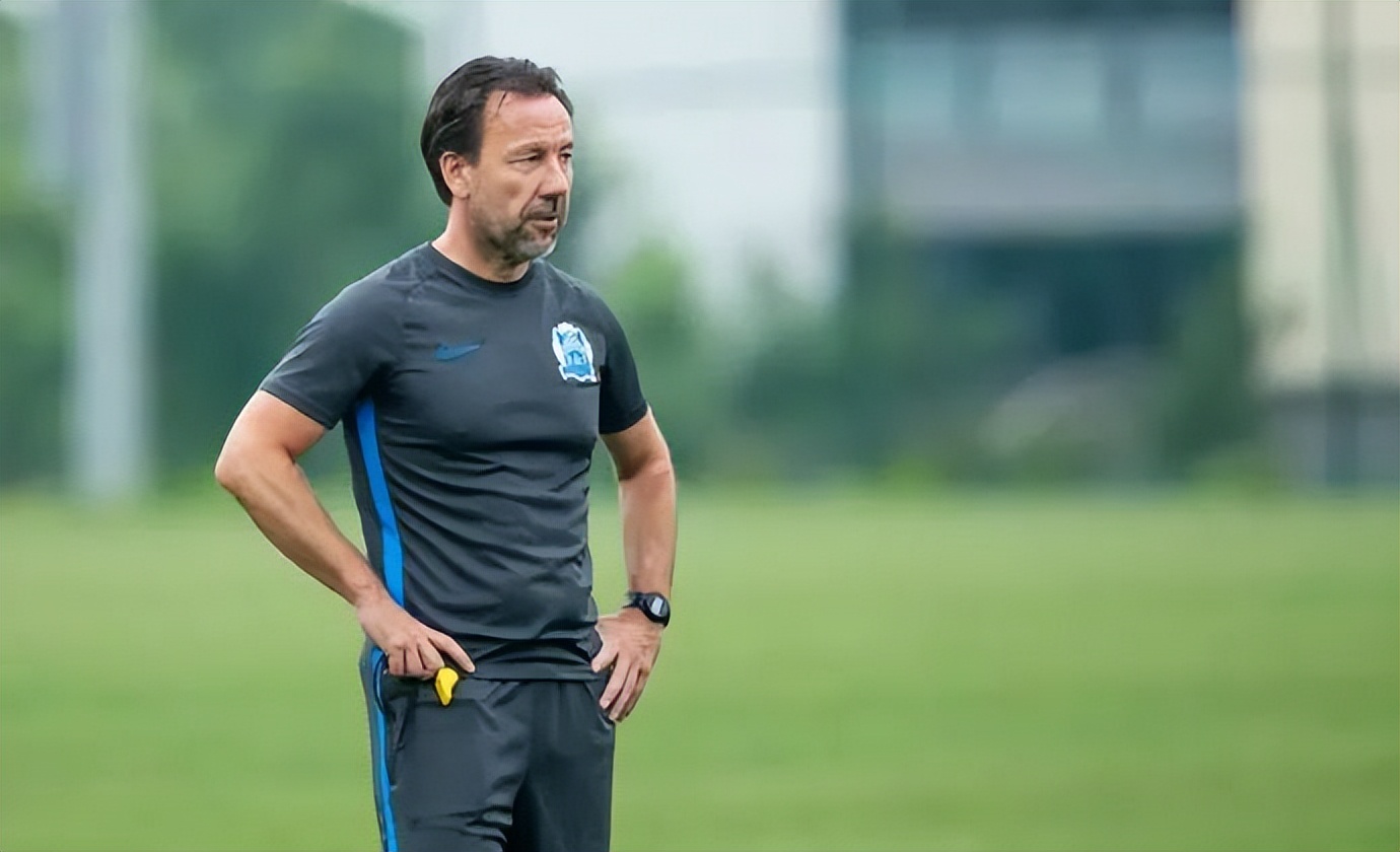 足球没回家(为了广州城的这份续约合同,这位荷兰教练在中国等了五个月