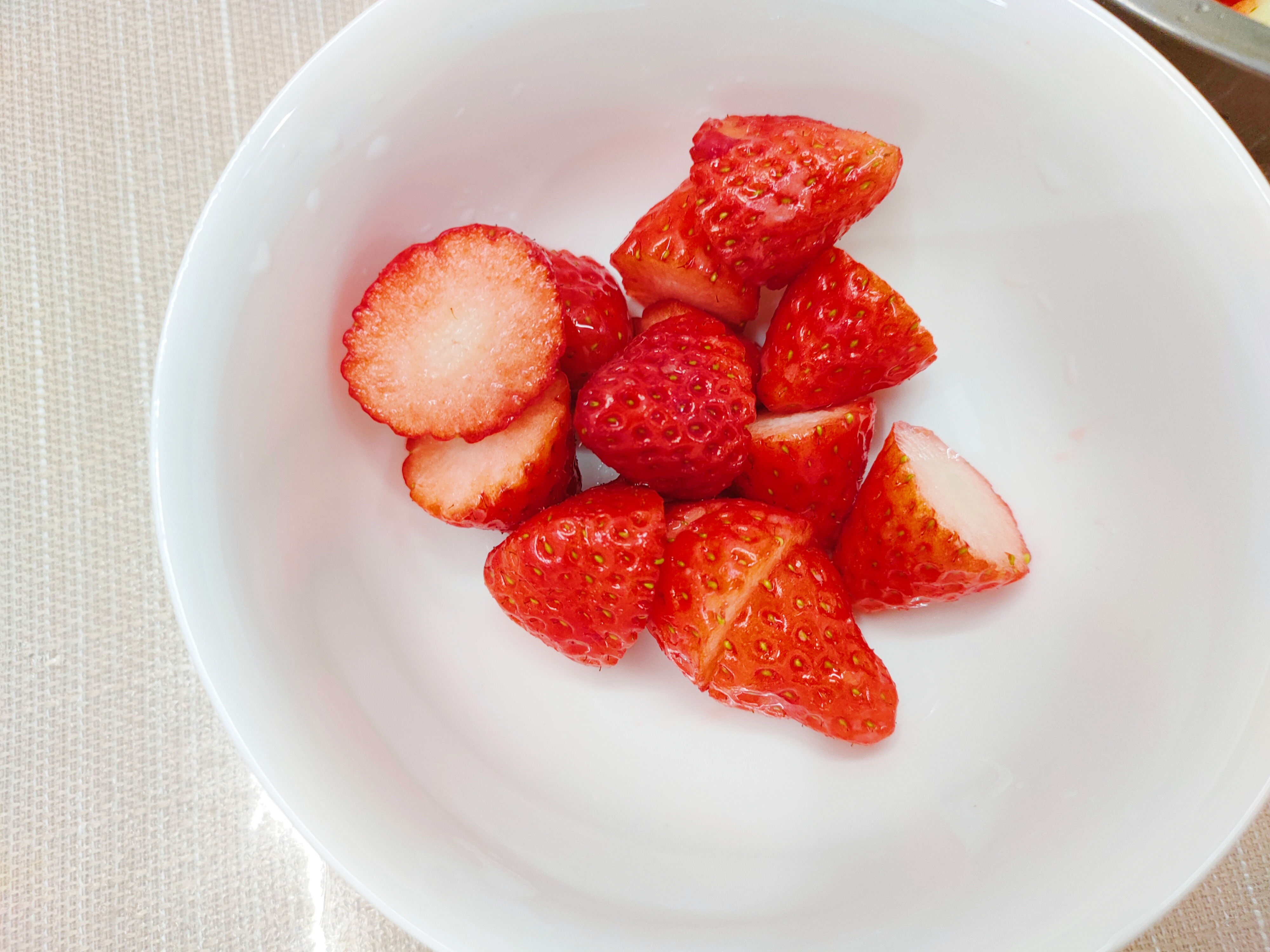 草莓清洗小妙招(草莓清洗有妙招,牢记3个小诀窍,草莓干干净净,脏东西