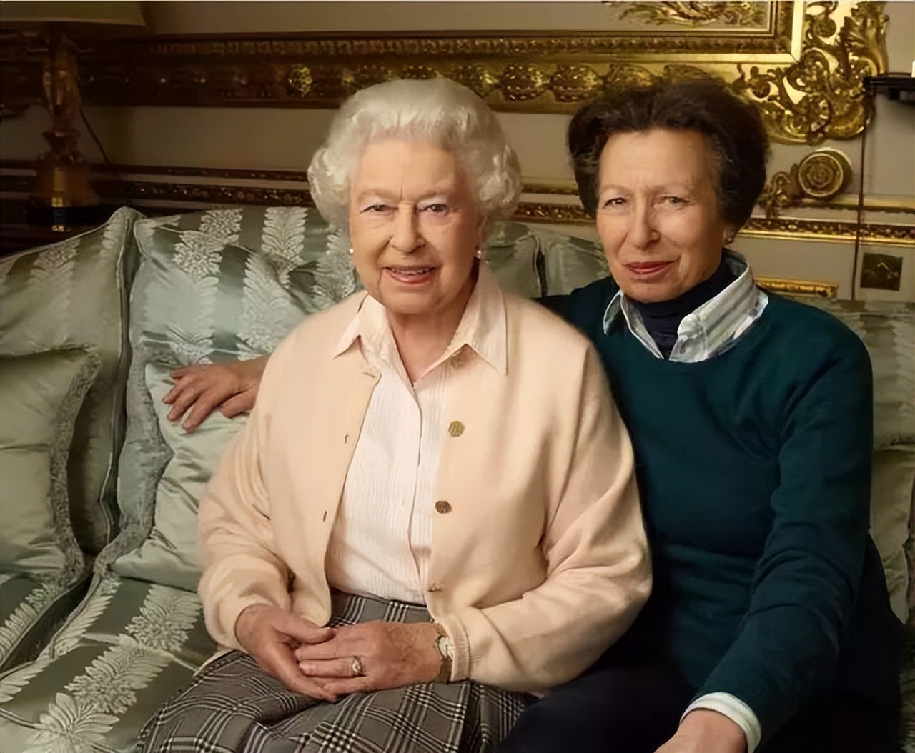 但是,当时的安妮公主并没有强势回怼,而是笑着化解了这个尴尬.