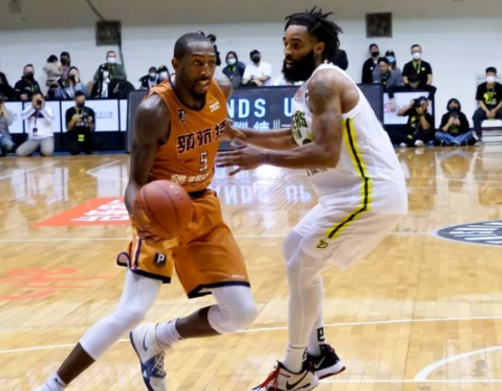 nba现役哪些球员防詹姆斯（从台湾联赛，杀回NBA！场均4.5分连续防住詹姆斯，他是什么来头？）