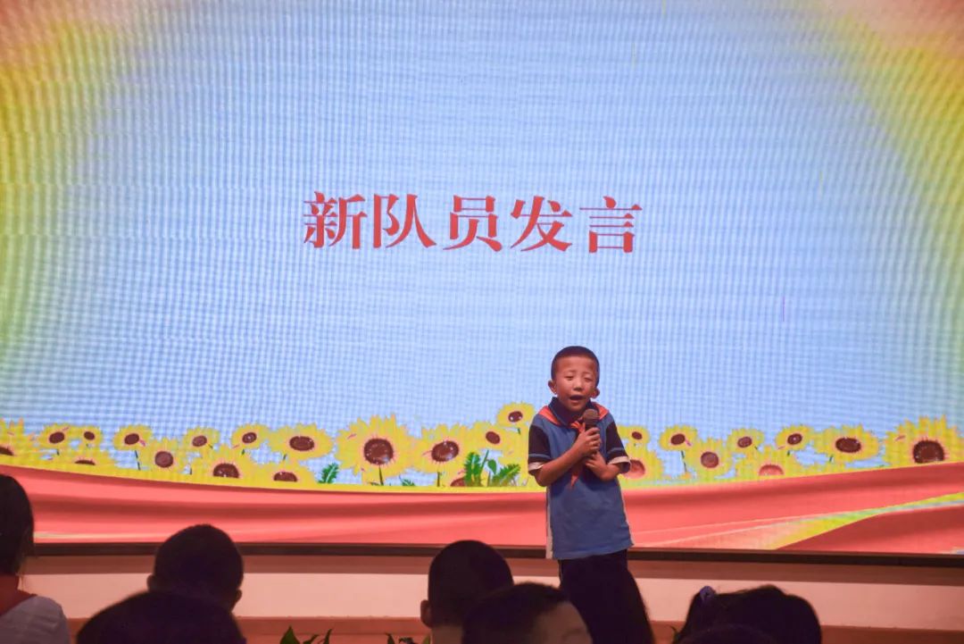双流特教校举行以“小蜗牛心向党 红领巾齐飞扬”为主题的入队活动