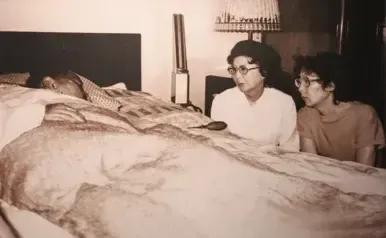 睡晚了的图片(1981年，宋庆龄弥留之际，孙女守护在床头，面色凝重，忧心忡忡！)