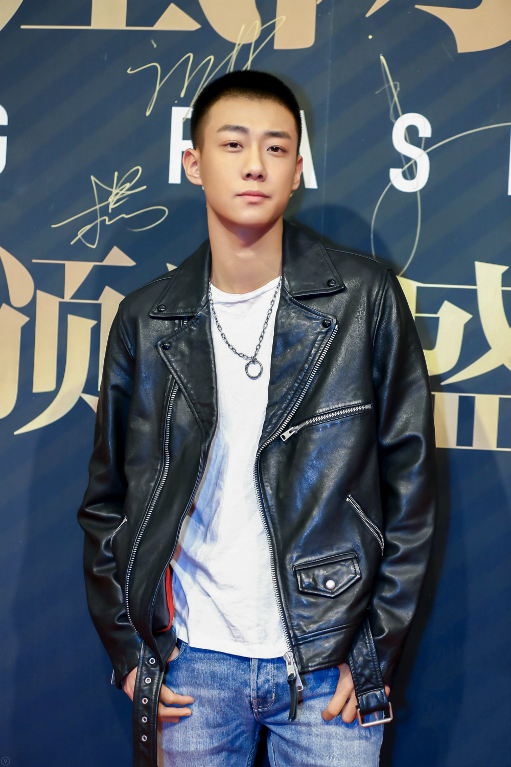 一部《光阴里的故事》一部《超越》直接奠定了高至霆实力派小生的名号