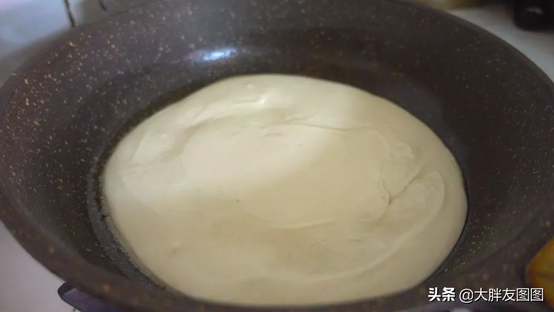 鸡蛋糯米饼做法（5分钟搞定糯米早餐家常煎饼）