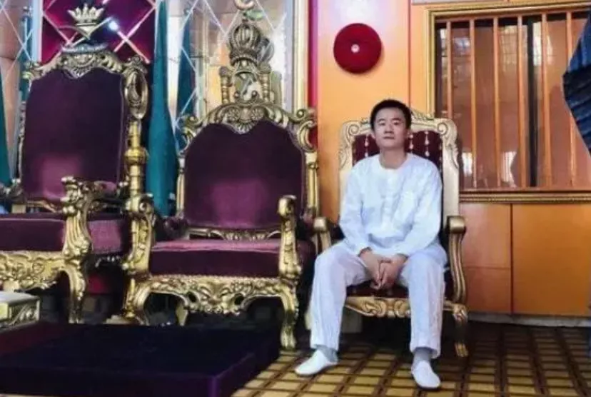 3年前,80后河南小伙在非洲当上酋长土皇亲自册封,允许妻妾成群