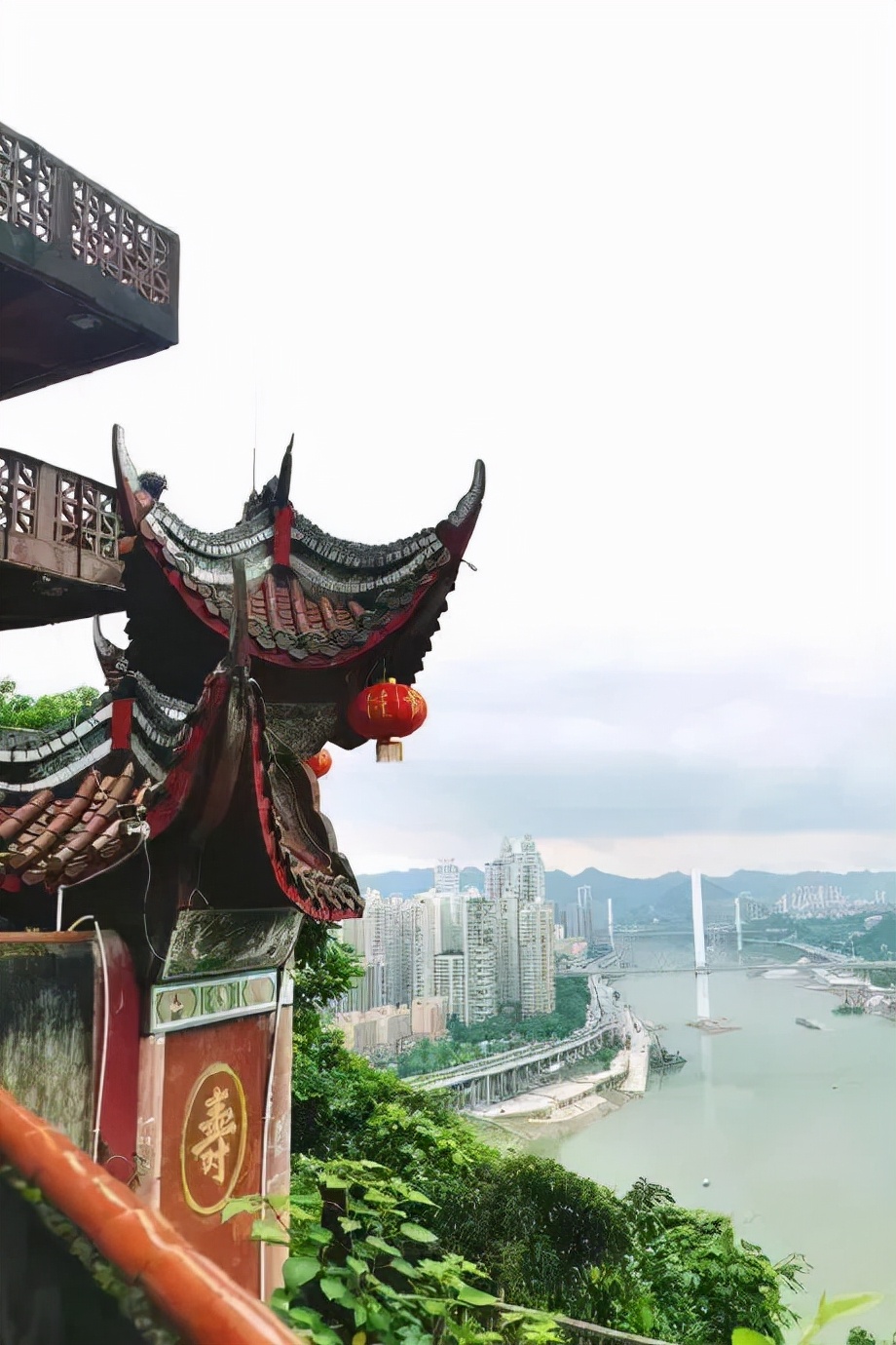 重庆沙滨路上的悬空道观后，藏着神秘岩葬群和荒废的豪宅