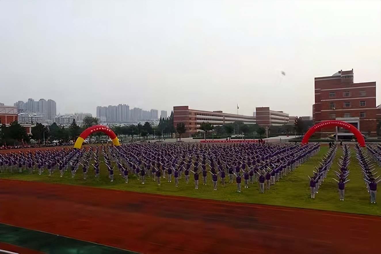 东海高级中学2022昨日上午,江苏省连云港市东海高级中学在云帆广场