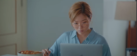 30岁老人狂奔的国产喜剧！满是狗的血，超“大尺度”的夜店群剧