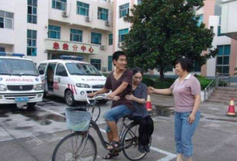 19岁背“疯母”千里求学，贵州第一孝子刘秀祥，后来成了副书记