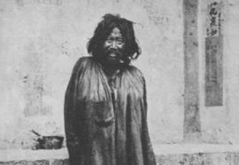 1937年，一乞丐怀抱