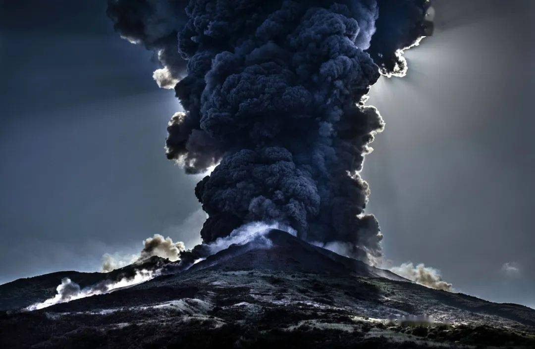 大量混杂着火山灰和火山气体的岩浆喷涌而出,而后向东流淌了将近2.