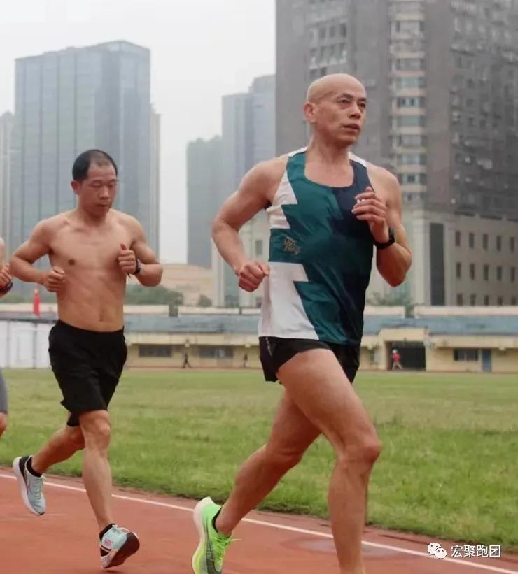 温泉体育中心(两个人的竞技，一群人的狂欢——宏聚跑团“五一”竞技跑活动纪实)