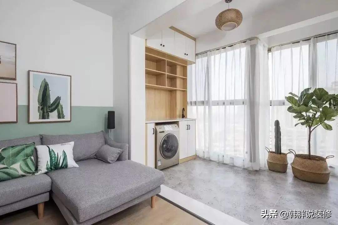 客厅阳台是打通好，还是装推拉门好？看完优缺点，你心里就有数了