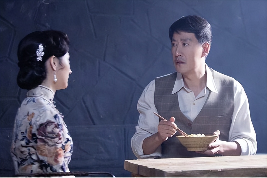 即使已经快要50岁,他依然在荧屏上闪耀,通过电视剧《人世间》中骆士宾