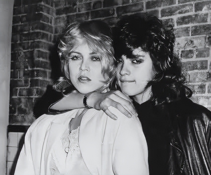 更别说,1981年的时候,吉雅·卡兰芝还认识了爱莉莎戈登.