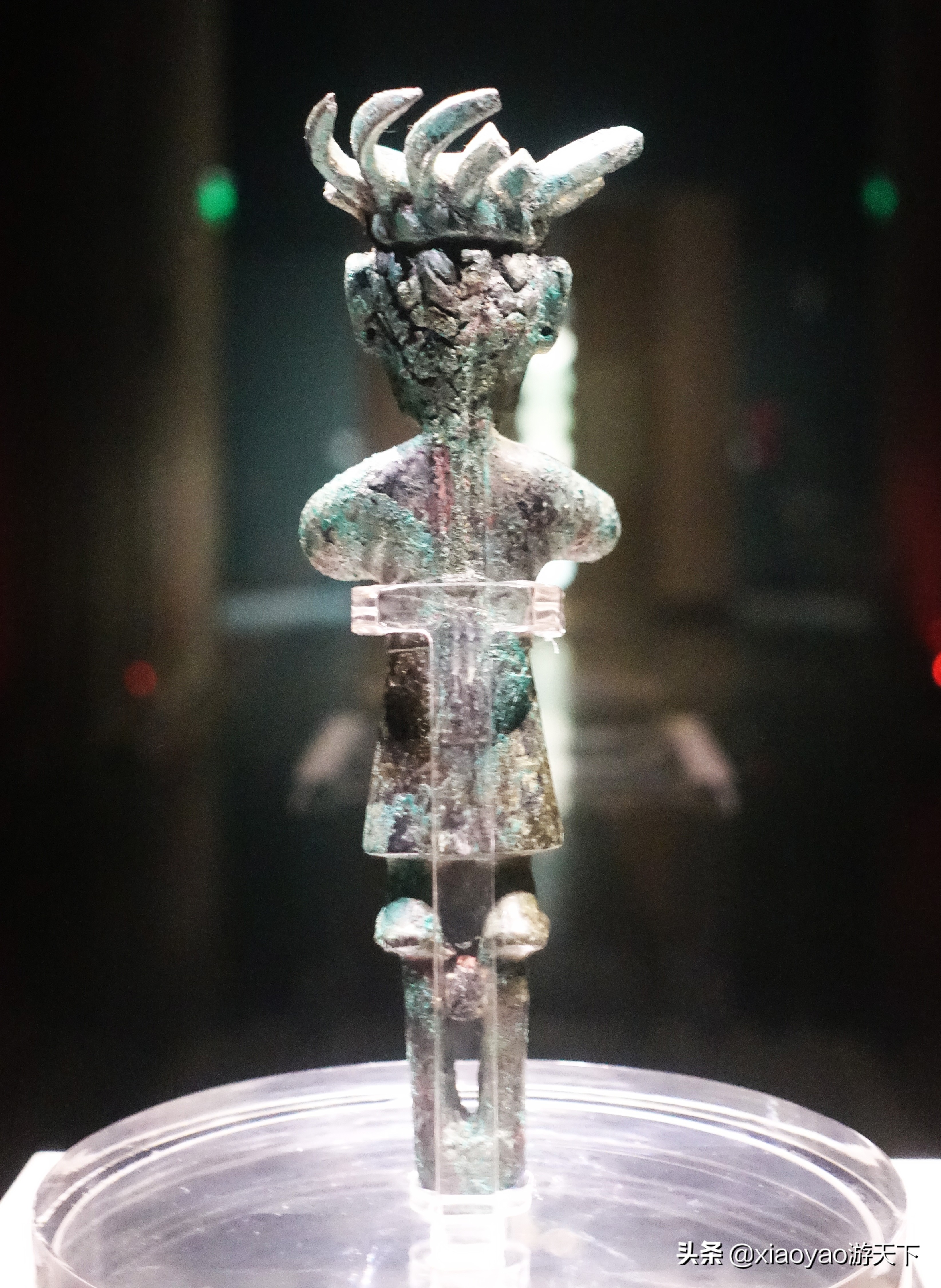 头戴太阳形冠的铜立人，金沙遗址博物馆镇馆之宝