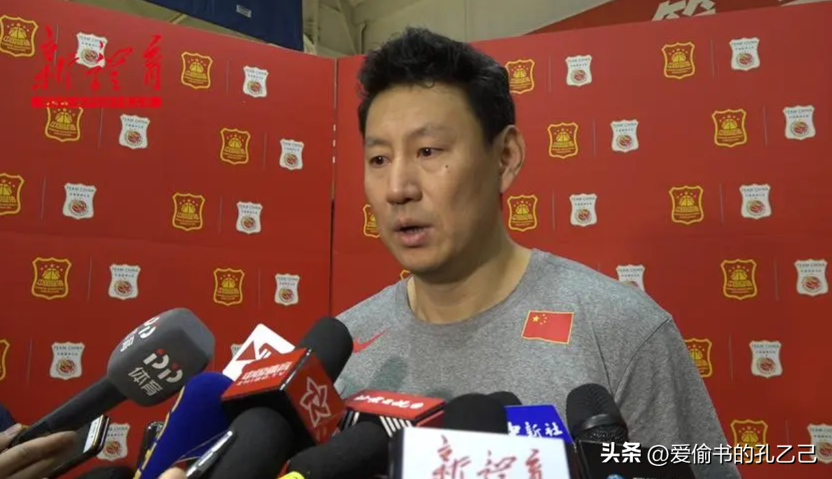 江苏男篮主教练李楠简历（小李飞刀李楠：婚礼请歌手李楠唱歌，和妻子早恋，儿子已2米19）