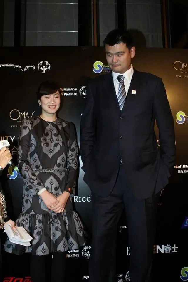 姚明夫妇一同出行，叶莉穿裙显老还驼背，好在老公不嫌弃满眼疼爱