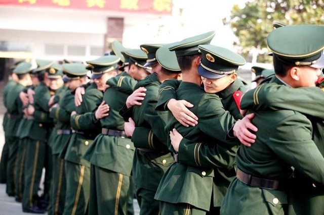 不靠颜值靠实力的三胞胎兄弟，原来学舞蹈，现在成了军营男子汉