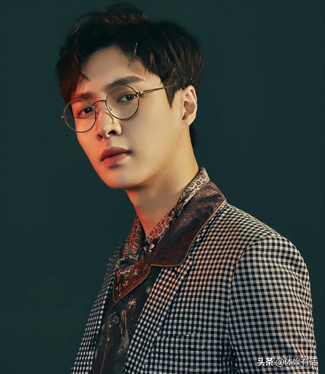 男人味也能"造假"?眉毛稀疏,画腹肌,恨天高,张艺兴差距最大