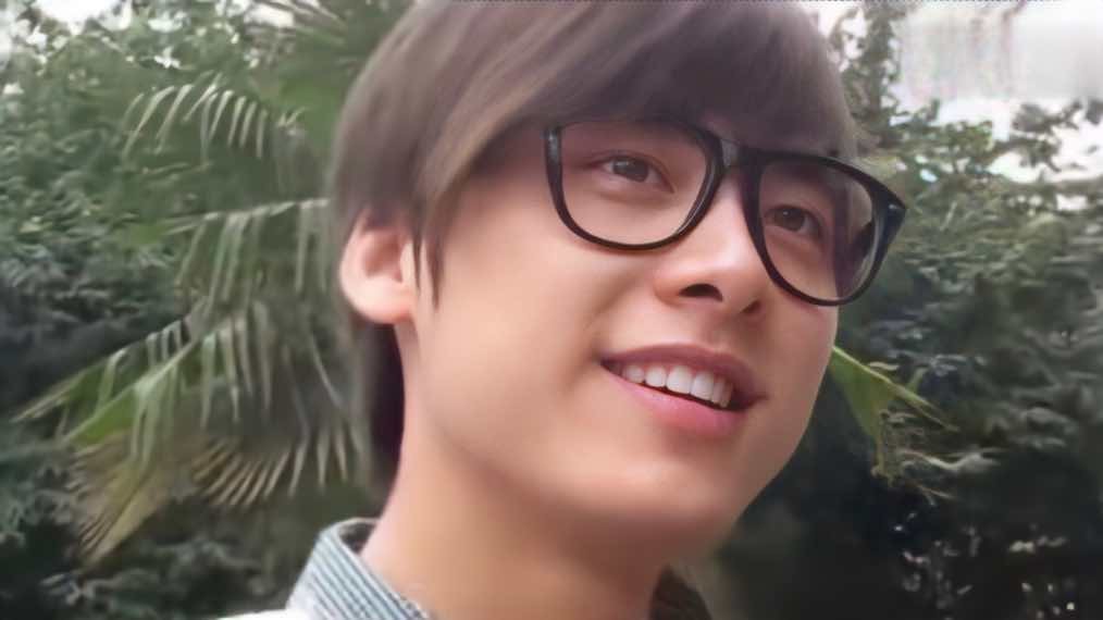 好男儿》浩浩荡荡的海选来到了成都赛区,在父母的怂恿下李易峰报了名.