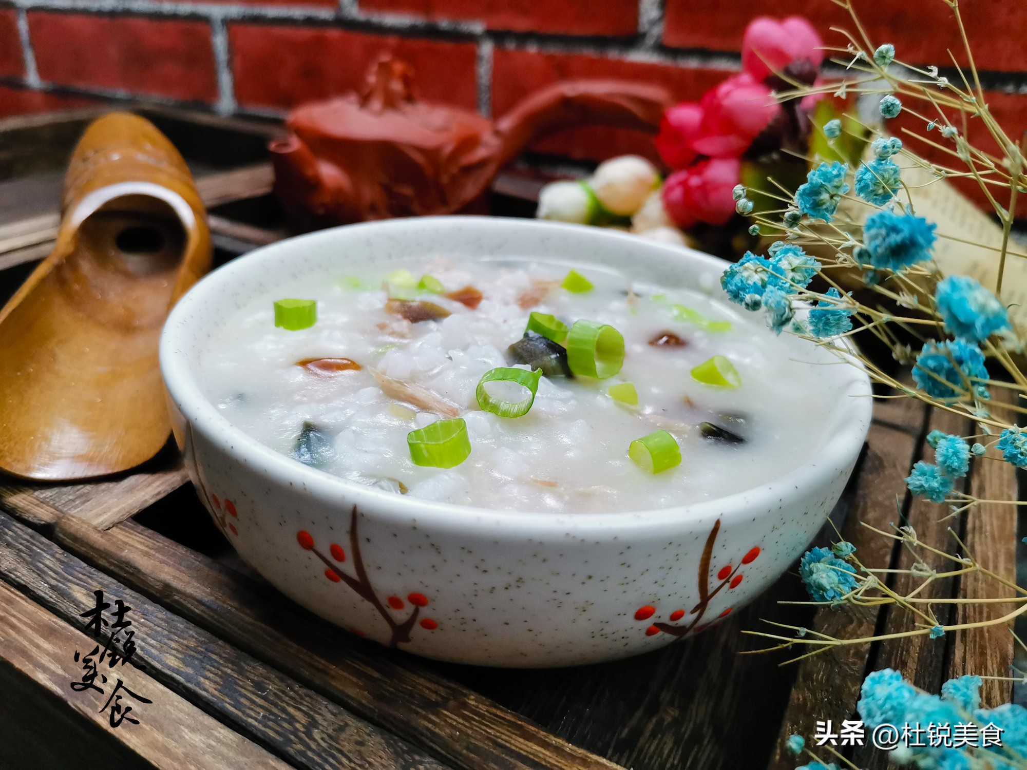 皮蛋瘦肉粥怎么做（做皮蛋瘦肉粥，3种原料离不了，天凉了，给家人熬1锅，暖胃又暖心）