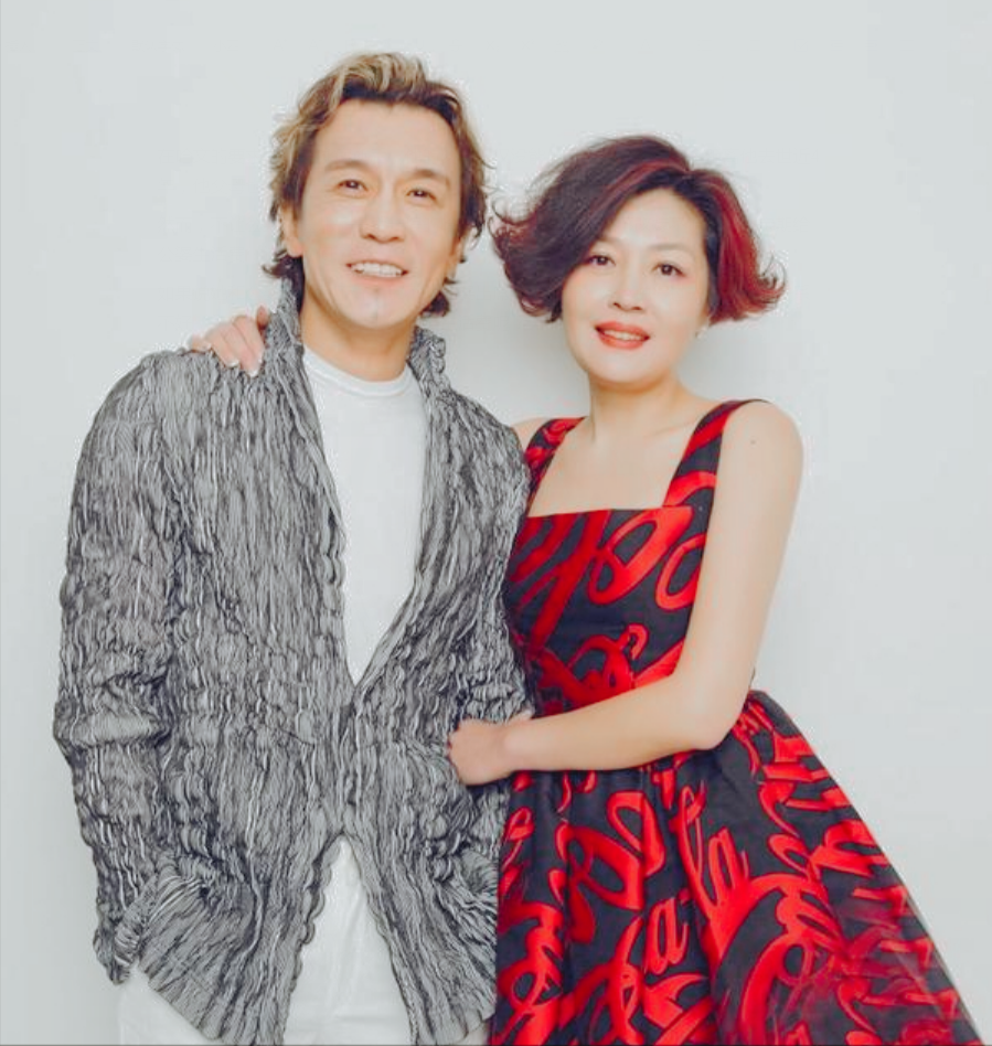 "李咏的妻子"哈文:丈夫病逝后坚持不改嫁,还定期给公婆生活费