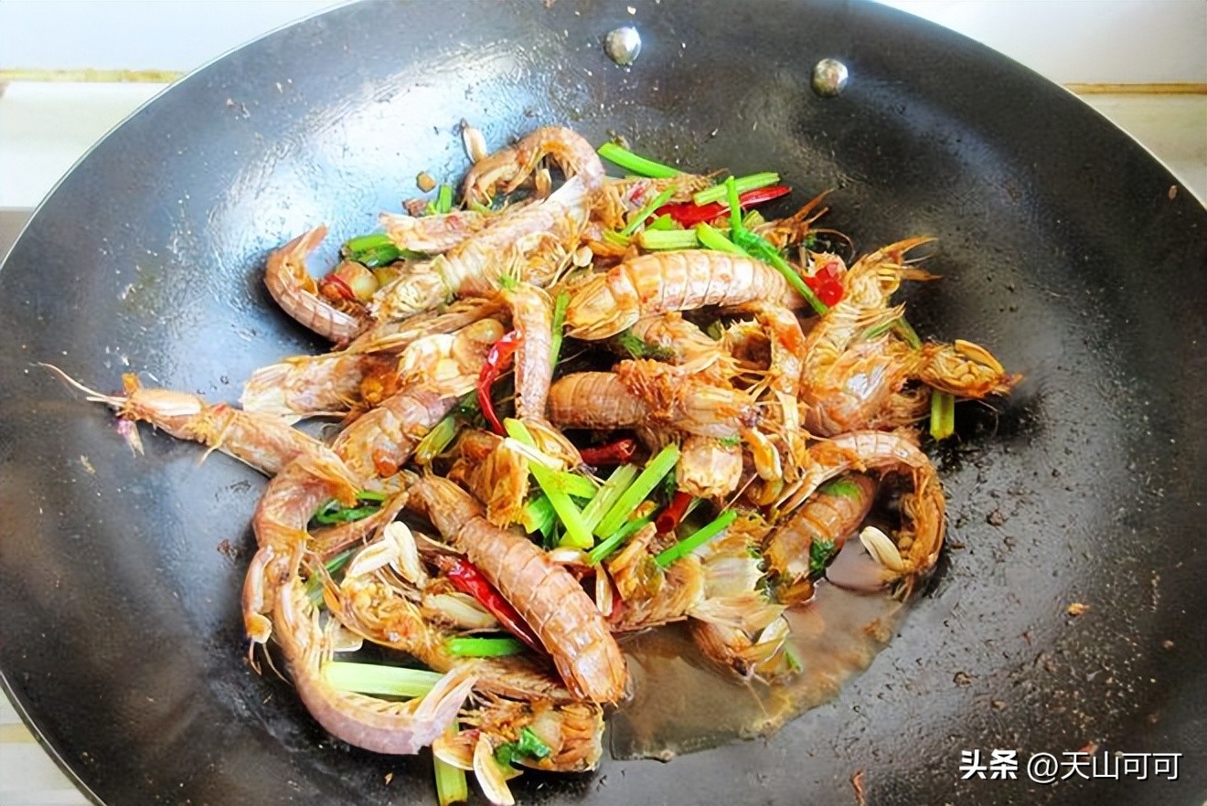 清蒸皮皮虾的家常做法(这皮皮虾做法你一定要学会，实在太简单，和外面吃的一个味)