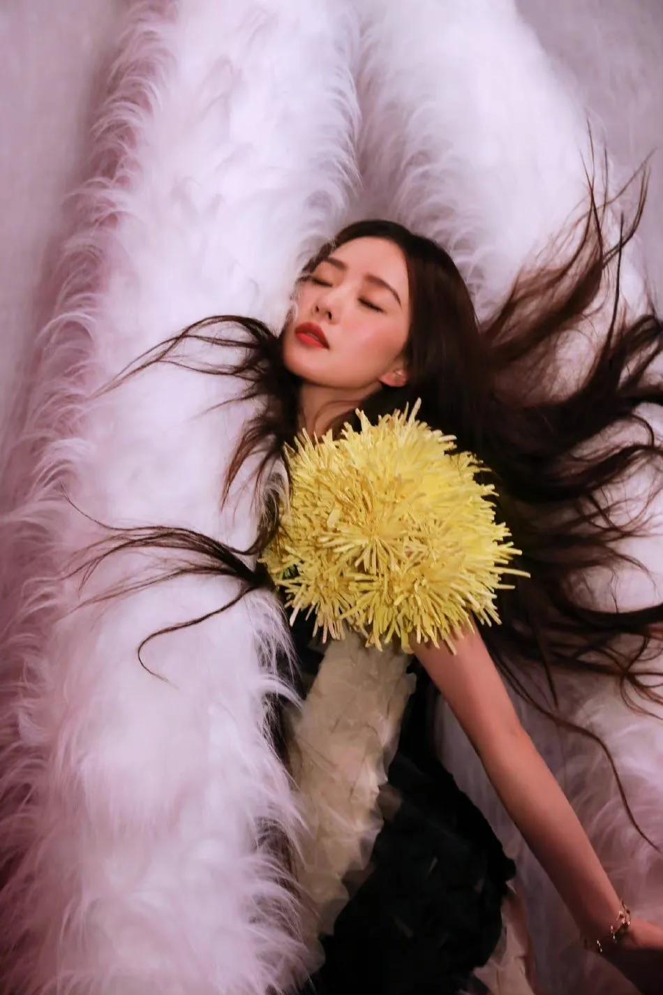 刘诗诗 长发温柔，侧颜也十分精致抗打氛围感十足