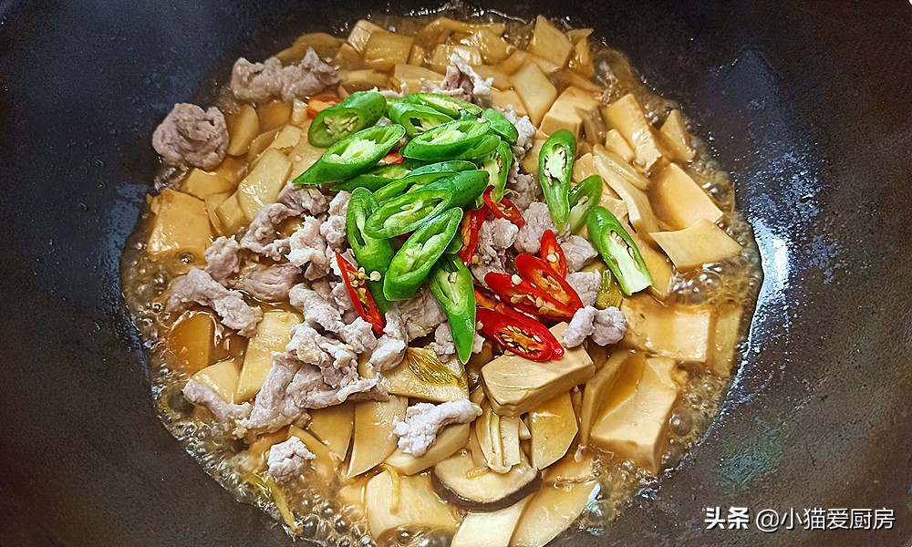 这样做的杏鲍菇溜豆腐，口感滑嫩，味道鲜美，老人小孩都爱吃