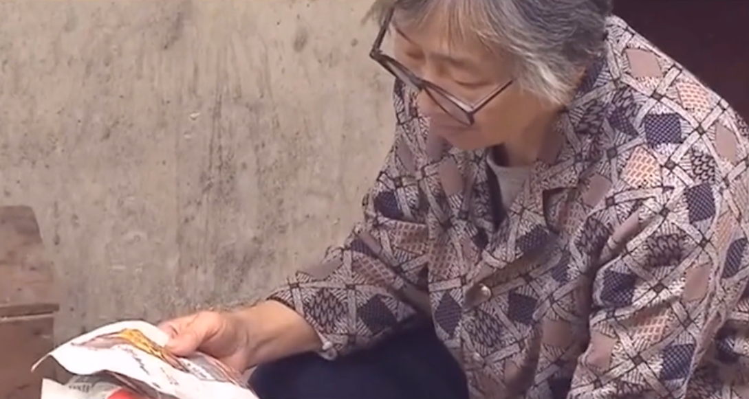安徽67岁母亲街边卖窝头，只为替儿子还债75万元，债主：不收利息