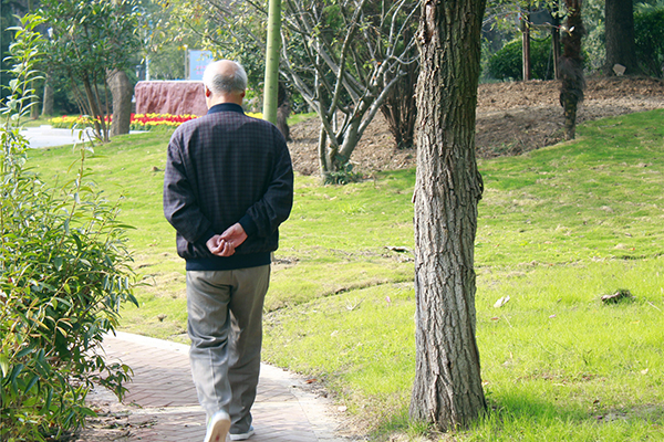 老人走路别贪多！60到70岁老人，走多少合适？建议这样走才好