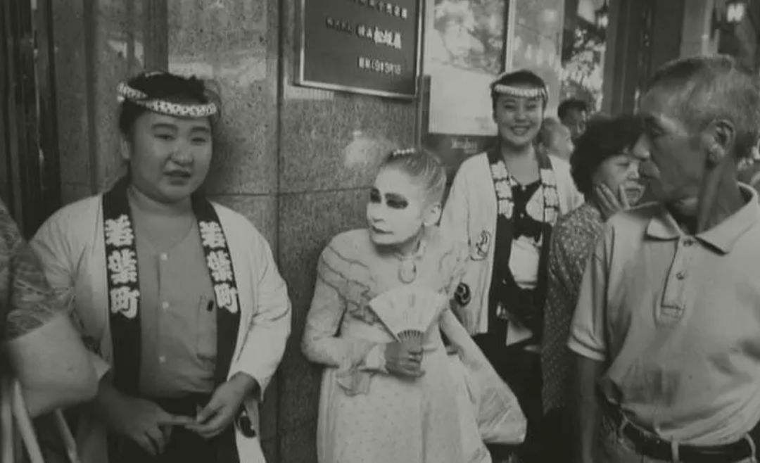 日本烟花女子74岁高龄仍站街，60年不间断拉客，却备受日本人尊重