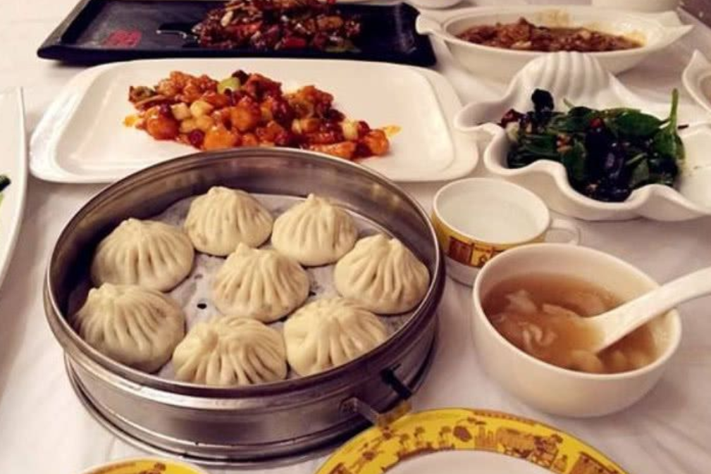 165岁的“狗不理”包子，如今为何卖不动了？食客：你去看看价格