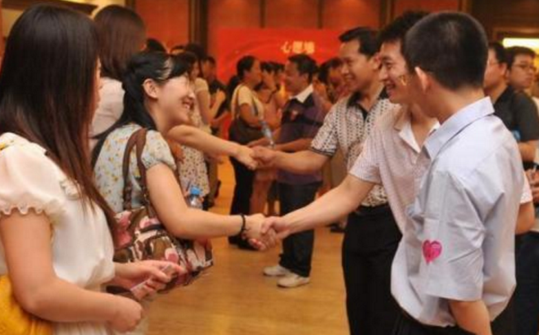 “你会和大专生谈恋爱吗？”婚恋市场学历鄙视链，985已成最底层