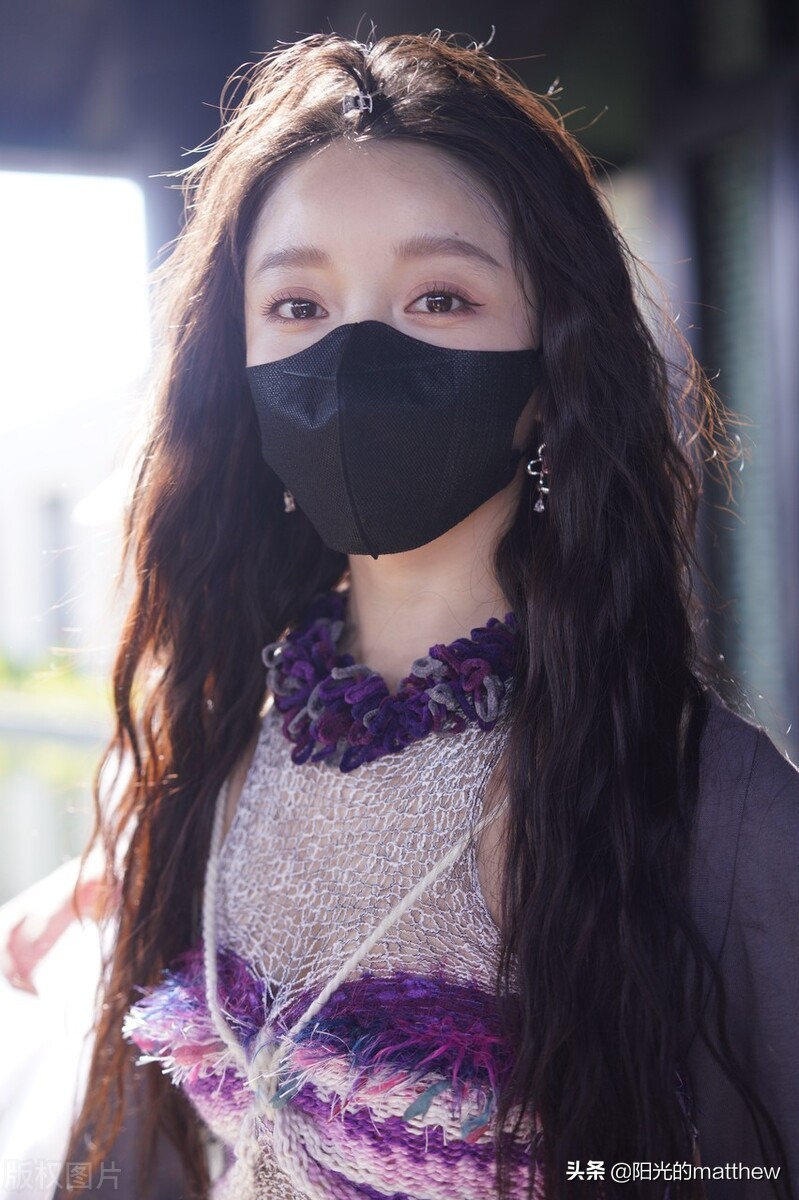 街拍：姜贞羽长发飘逸时尚亮丽，遇粉丝热情打招呼