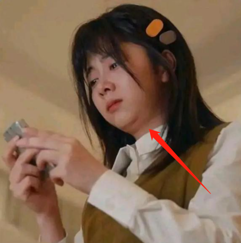 刘亦菲胯大腿粗双下巴,谭松韵小腹突出身体发胖,只有排骨才美吗