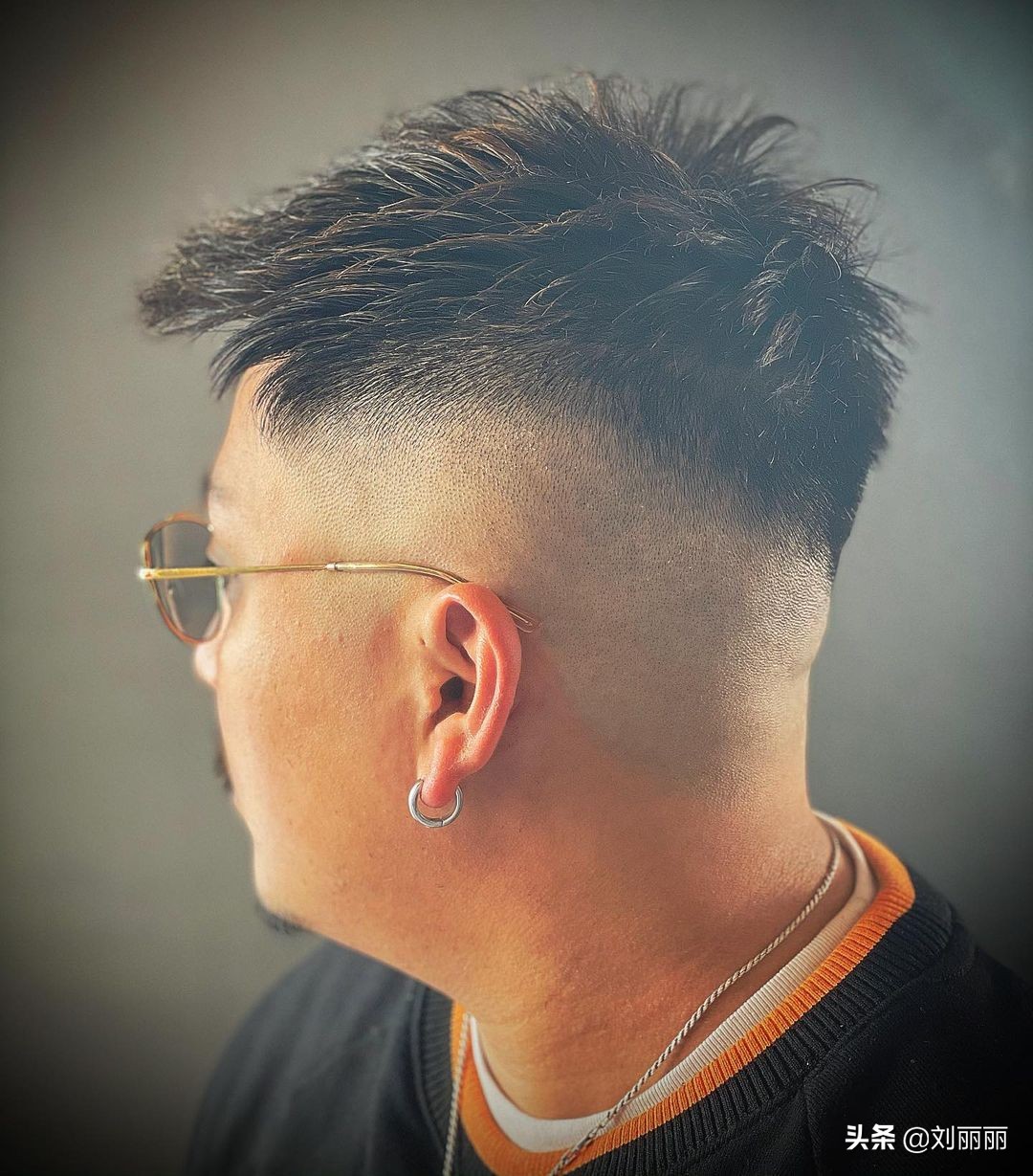 头发的正常生长方向,头顶一般是向前生长的,头发比较硬的话,我们留长