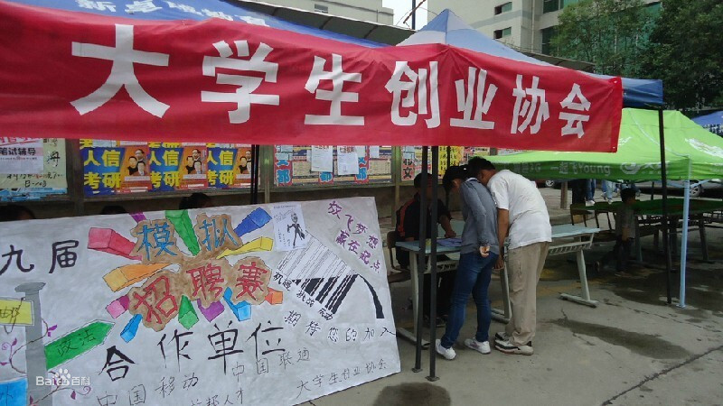 女大学生穿戴整洁睡桥底，抱着电脑专心工作，网友：“戏精”上身