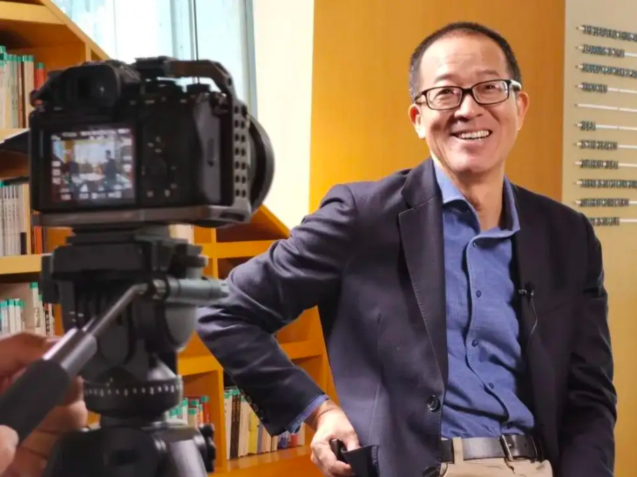 新东方靠“直播”翻红，一夜涨粉超百万，这就是“双语”的魅力