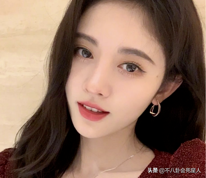 娱乐圈“一眼美人”太多了，全靠妆容造型加持，样貌缺点很明显